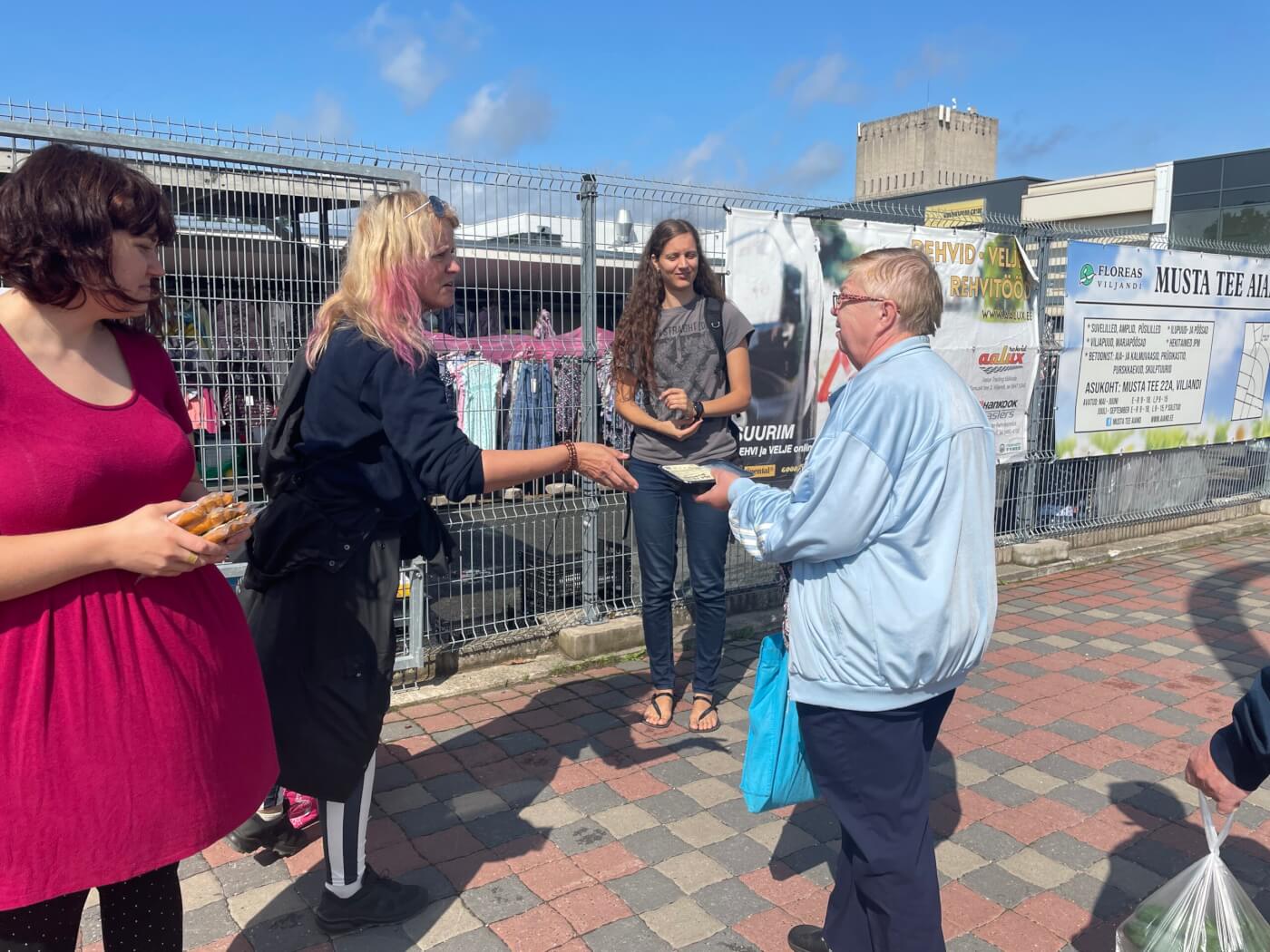 With the support of PETA’s Global Compassion Fund, animal rights activists distributed delicious, free vegan food at a market in Viljandi, Estonia, to encourage shoppers to embrace animal-friendly eating.